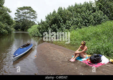 Femme assise en kayak sur la rivière Hanalei, Kauai, Hawaii, USA Banque D'Images