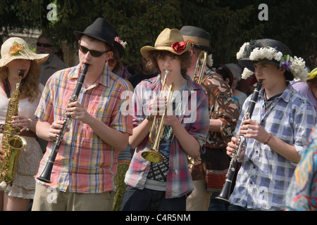 Musiciens dans le Lundi de Pâques Fête des Jonquilles à Mells, Somerset : 25 avril, 2011 Banque D'Images