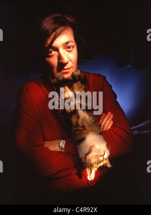 Portrait d'auteur, comédien, animateur et celebrity Stephen Fry avec chat Peluche Banque D'Images
