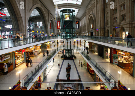 Centre commercial à l'intérieur de la gare principale de Leipzig en Saxe Allemagne de l'Est Banque D'Images