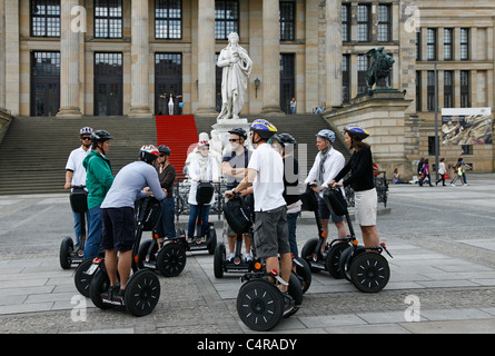 Un groupe de touristes sur un Segway à deux roues, auto-équilibrant transporteur personnel visite la ville à Berlin Allemagne Banque D'Images