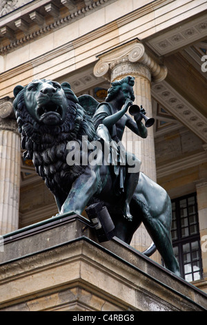 Statue 'Genius de musique Riding a Lion' de Christian Friedrich Tieck placé à l'entrée de la maison de concert Konzert haus, anciennement Schauspielhaus, à Gendarmenmarkt à Berlin en Allemagne Banque D'Images