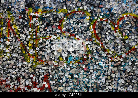 La gomme à mâcher couvre le graffiti d'un segment du mur de Berlin placé comme un monument à la Potsdamer Platz à Berlin, en Allemagne Banque D'Images