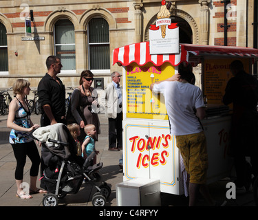 Les gens qui achètent des glaces provenant de vendeur de rue Cambridge en Angleterre Banque D'Images