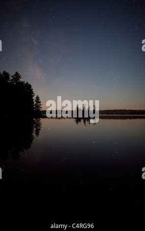 Les étoiles dans le ciel nocturne au-dessus de Turtle Lake, près de Parry Sound, Ontario, Canada Banque D'Images