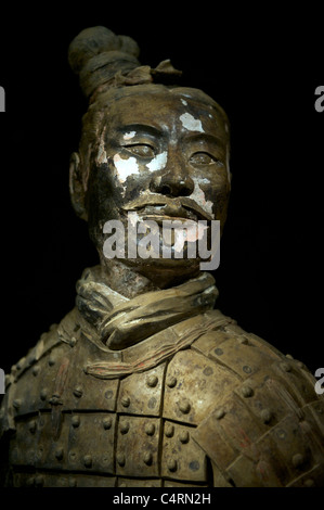 Terre cuite peinte la figure d'un archer à genoux dans le musée d'histoire de Shaanxi. Banque D'Images