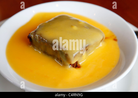 Au caramel est servi avec de la crème anglaise. Banque D'Images