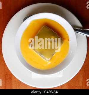 Au caramel est servi avec de la crème anglaise. Banque D'Images