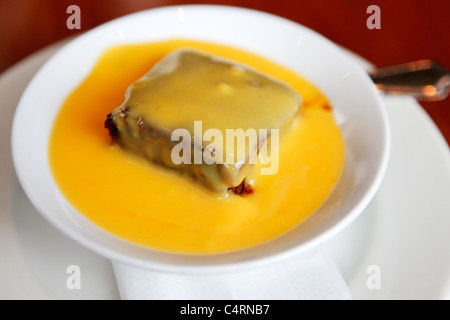 Au caramel est servi avec de la crème anglaise. Banque D'Images