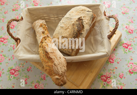 Pain frais cuit au four à pain et baguette dans panier Banque D'Images