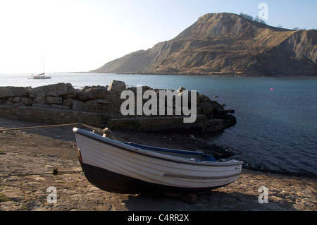 Un bateau à rames sur la cale de halage à CHAPMAN'S COVE à distance. piscine abritée par de hautes falaises sur l'île de purbeck. côte jurassique, dorset, England, UK Banque D'Images