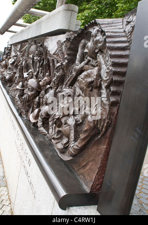 Le bronze et le granit de la Seconde Guerre mondiale la bataille d'Angleterre 2 memorial monument sculpture par Paul jour Victoria Embankment London England Banque D'Images