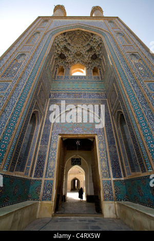 Femme entrant dans la mosquée du Vendredi (Masjed-e Jame) à Yazd, Iran Banque D'Images