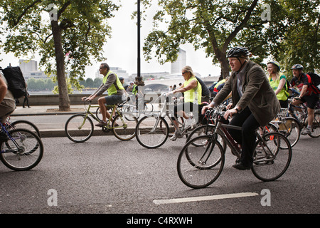 Boris Johnson monte un vélo à Londres Banque D'Images