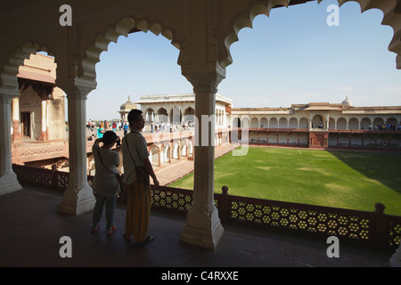 Les touristes à Diwam-i-Khas (salle des audiences privées) dans la région de Fort d'Agra, Agra, Uttar Pradesh, Inde Banque D'Images