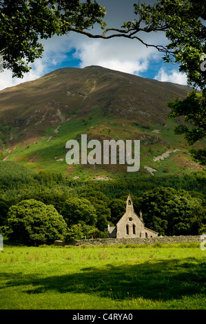 L'église isolée de St Bega's à Bassenthwaite encadrée par un arbre avec Ullock Pike et Skiddaw derrière.Cumbria Royaume-Uni Banque D'Images