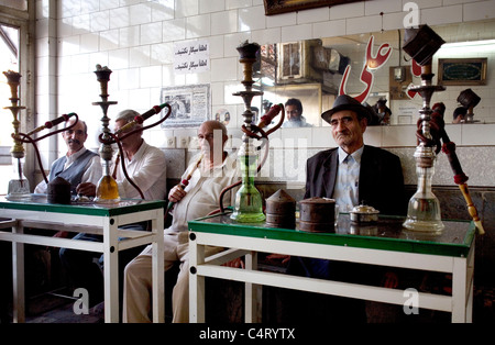 Vieux hommes fumant la pipe à eau dans une maison de thé traditionnelle à Tabriz (province de l'Azerbaïdjan oriental, Iran) Banque D'Images