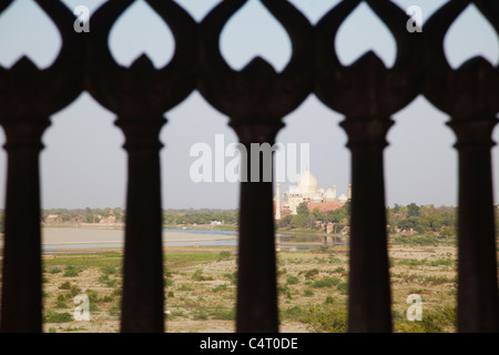 Vue du Taj Mahal de Fort d'Agra, Agra, Uttar Pradesh, Inde Banque D'Images