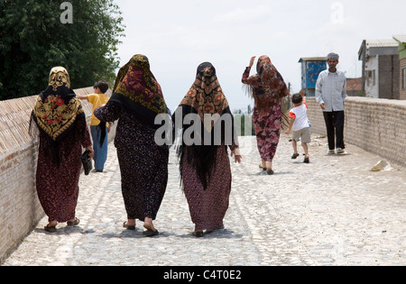 Des femmes, des enfants et des hommes iraniens marchant sur un pont (Pol-e Safavi) à AQ all'eh (ou AQ Qala), Iran. La vie quotidienne au Moyen-Orient Banque D'Images