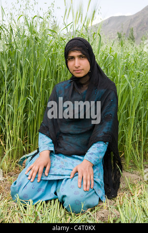 Cachemire femme pose en face d'herbe près de champs Manasbal Lake, dans l'état de Jammu-et-Cachemire, l'Inde Banque D'Images