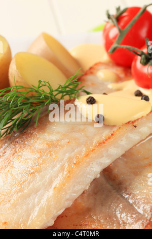 Filets de poisson frit avec des pommes de terre et sauce hollandaise Banque D'Images