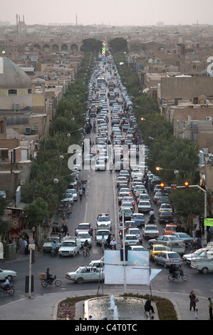 Embouteillage dans Qeyam street, vu du haut de la complexe d'Amir Chakmak zoroastrienne à Yazd, Iran Banque D'Images