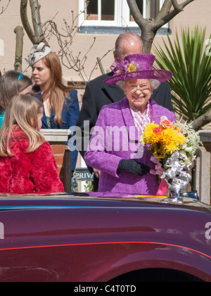 Sa Majesté la Reine Elizabeth II, de sourire, et de la princesse Marie à la doyenne de la Maison de Windsor, Windsor, Pâques 2010. JMH5015 Banque D'Images