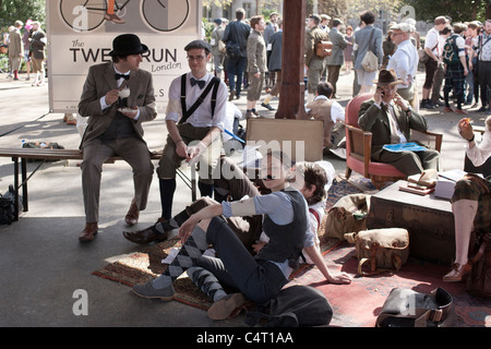 Les participants de tweed et bouchons plats prendre une pause thé au cours de la London Tweed Ride, 2011 Banque D'Images