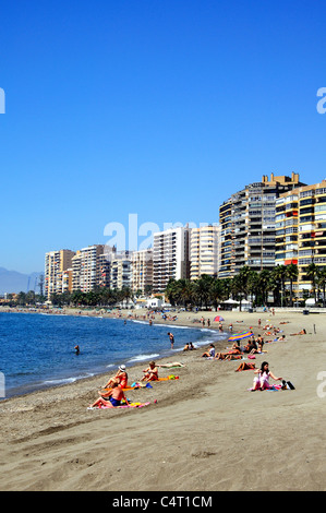 Les vacanciers à bronzer sur la plage de Malagueta, Malaga, Costa del Sol, la province de Malaga, Andalousie, Espagne, Europe de l'Ouest. Banque D'Images