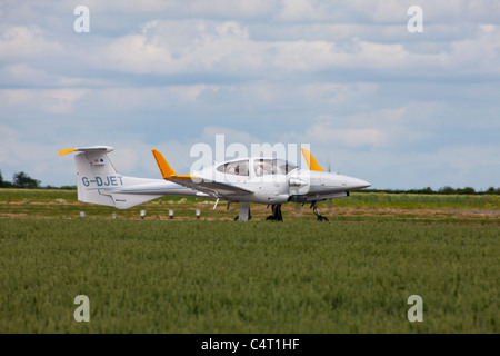 Diamond DA-42 Twin Star G-DJET roulage à l'Aérodrome de Sturgate Banque D'Images