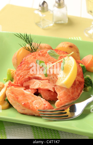 Le saumon avec pommes de terre et poêlée de légumes mixtes Banque D'Images