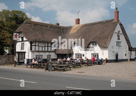 Le Red Lion public house, le seul pub dans le monde à être enfermés dans un cercle de pierre*, Avebury, Wiltshire, Angleterre. Banque D'Images