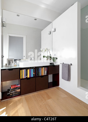 Salle de bains moderne avec sol en bois et lavabo blanc Banque D'Images