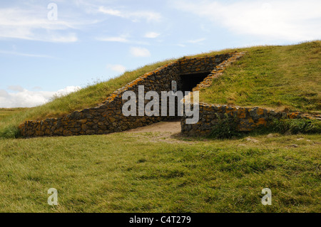 Entrée de Barclodiad y Gawres chambre funéraire de reconstruction basée sur la forme du Néolithique Trecastell Bay Anglesey Pays de Galles Cymru UK GO Banque D'Images