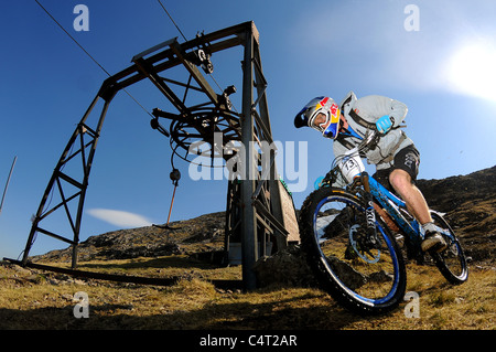 Red Bull bike rider essais professionnels sponsorisés Danny MacAskill ses courses vtt lors d'une épreuve de descente en Ecosse Banque D'Images