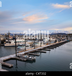 Sur une montagne et bateaux sous un beau ciel du matin, dans la région de Port de Homer, Alaska Kenai Peninsula, USA Banque D'Images