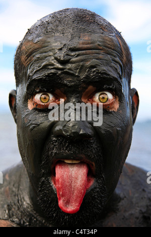 Bloco da Lama à Paraty Rio de Janeiro Brésil État jeunes vêtus de tenues de bain et chiffons slathered dans la boue Reveler funny portrait Banque D'Images