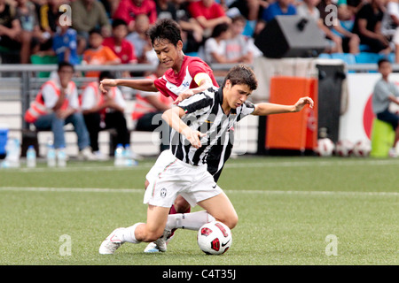 Amirul Azmi de Singapour U15(red) défis Gili Fabio de derrière au cours de la 23e Coupe de la ville de Lion de Canon. Banque D'Images