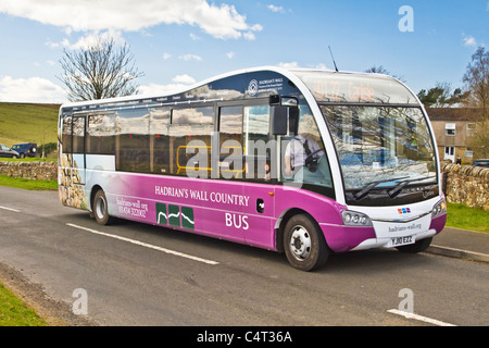 Le bus AD122, un service tournant entre Newcastle et Carlisle selon le tracé du mur d'Hadrien, Banque D'Images