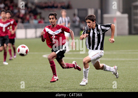 Gili Fabio de la Juventus FC U15(droite) et Ehvin Sasidharan chasser la balle lâche au cours de la 23e Coupe de la ville de Lion de Canon. Banque D'Images