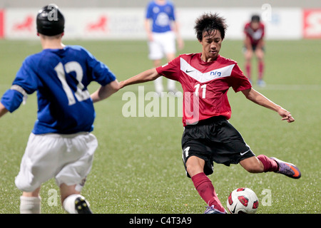 Jonathan Tan de Singapour U16(rouge) prend un tir au but lors de la 23e Coupe de la ville de Lion de Canon. Banque D'Images