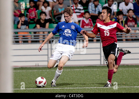 Daniel O'Brien de Everton FC U15(bleu) tente de traverser la balle au-delà de la portée des appels entrants pendant la Neubronner Bryan Banque D'Images