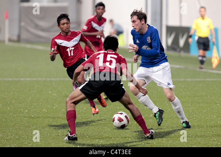 Kyle Scarisbrick de Everton FC U15 ressemble t obtenir après Bryan Neubronner et Muhaimin Suhaimi Canon au cours de la 23e Coupe de la ville de Lion. Banque D'Images