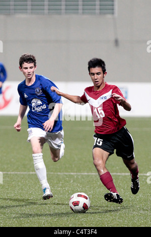 Bryan Neubronner de Singapour U16(rouge) est passé Charley Edge au cours de la 23e Coupe de la ville de Lion de Canon. Banque D'Images