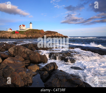 La lumière Nubble, une pastorale Nouvelle Angleterre Seascape et un véritable phare classique, CAPE NEDDICK, Maine, USA Banque D'Images