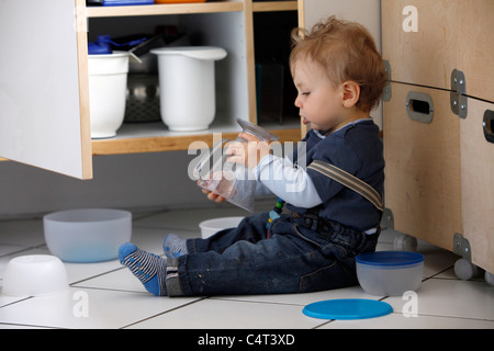 Petit garçon, 1 ans, est à explorer sa maison. curieusement l'exploration de l'appartement.