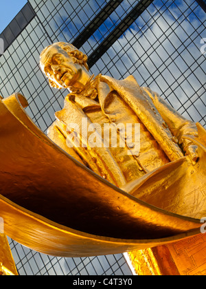 Statue dorée de Lunar Society membres Matthew Boulton et James Watt, William Murdoch par William Bloye à Birmingham England UK Banque D'Images