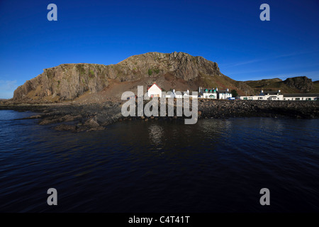 Le village d'Easdale Ellenabeich (souvent appelé) sur l'île de Seil, sur un fond de la falaise de Dun Mor. Banque D'Images