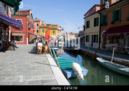 Rue sur le canal de l'île Burano à côté de la ville de Venise, Italie Banque D'Images