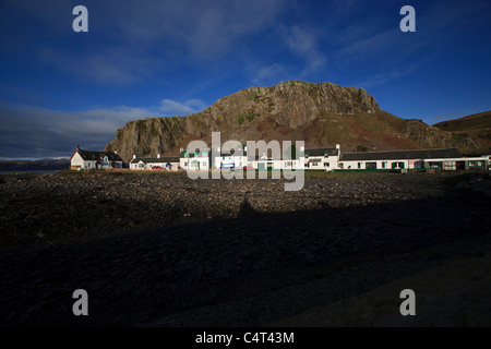 Le village pittoresque de Ellenabeich (souvent appelé Easdale) sur l'île de Seil, avec des chalets construits pour l'ardoise. Banque D'Images